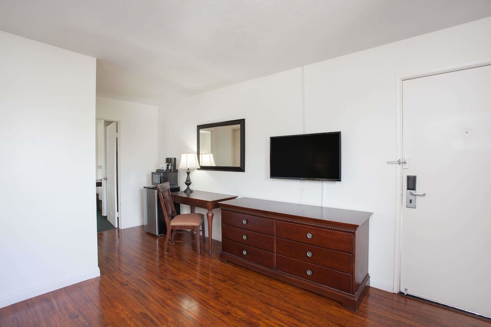 Days Inn by Wyndham Orange Anaheim - photo 7