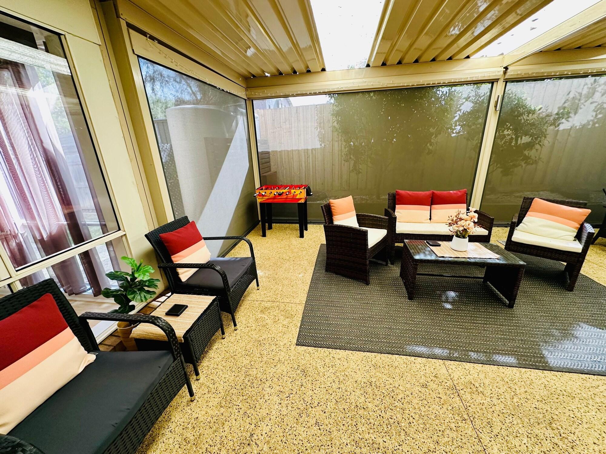 Ocean Breeze Family Getaway Short drive to Beach Wineries Kids Golf & Adventure Park — 4-Star Luxury Hotel in Ocean Grove, Australia
