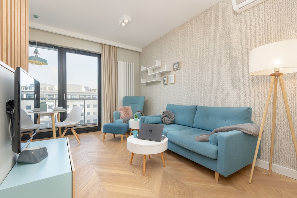 Bright Blue Apartment with Balcony Parking and Air Conditioning in Warsaw by Noclegi Renters — 4-Star Luxury Hotel in Warsaw, Poland