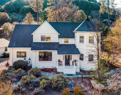 Yosemite Country House sleeps 20 w hot tub firepit bonus studio — 4-Star Luxury Hotel in Oakhurst, United States