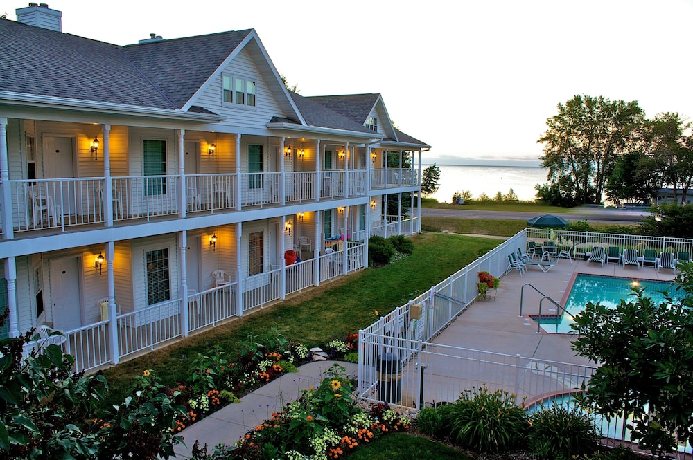 Bay Breeze Resort - carbon neutral hotel in Ephraim