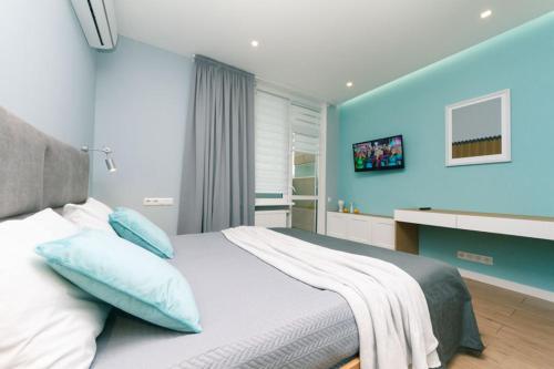 Happy apartment warmth comfort turquoise — 4-Star Luxury Hotel in Kyiv, Ukraine