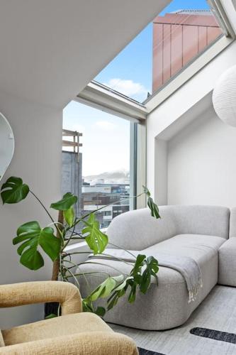 Skylight Lux 3BR 2BA City Center with Free Parking