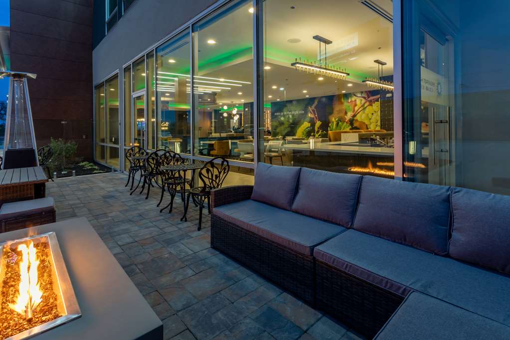 La Quinta Inn & Suites by Wyndham Galt Lodi North - photo 60