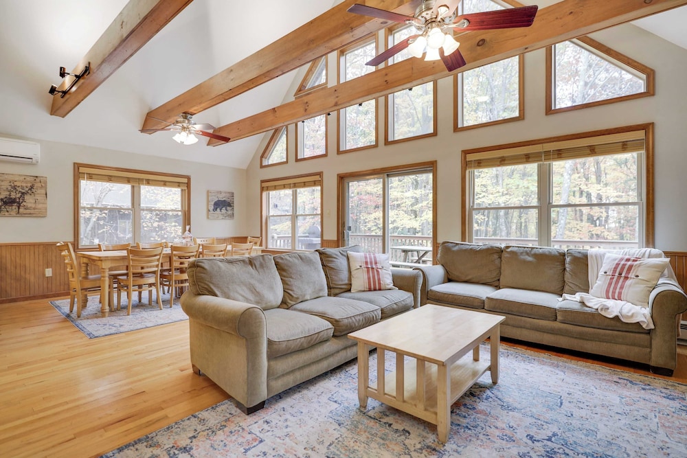 Woodland Oasis by Avantstay Hot Tub Firepit Walk to Lake in Indio, United States