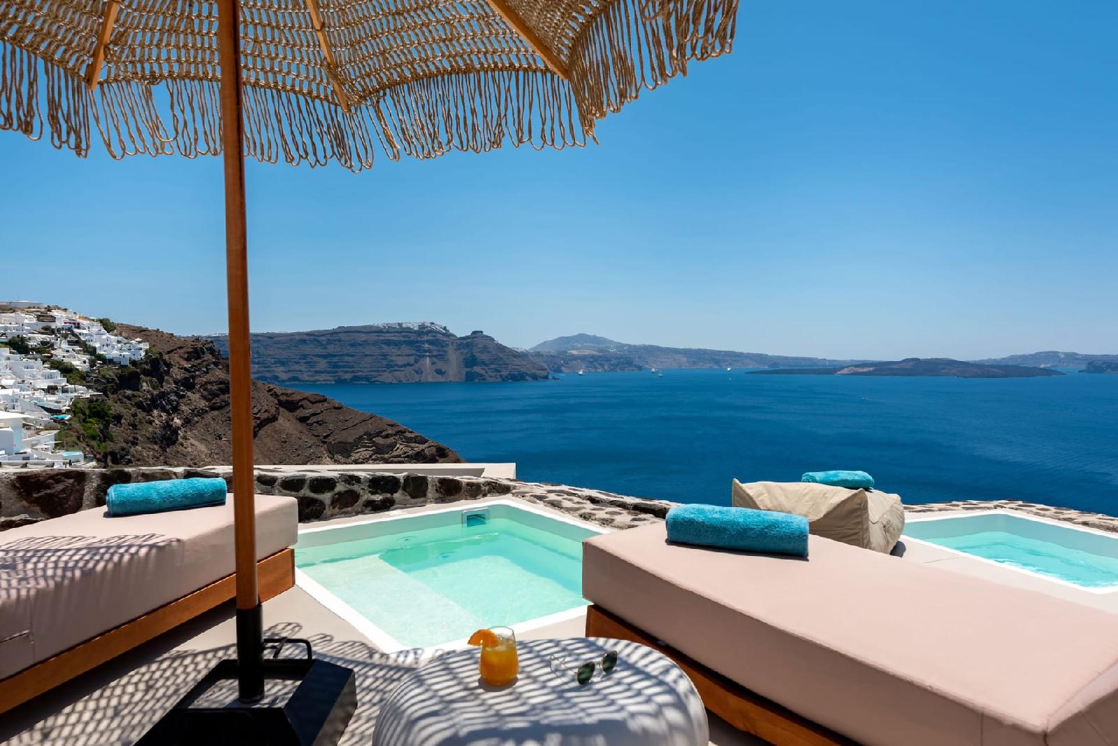 Twenty One Suites - carbon neutral hotel in Oia