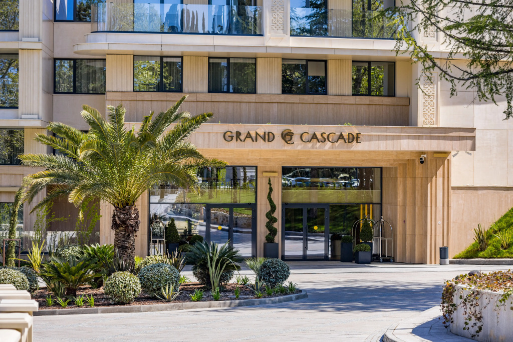 Lyuks Odnokomnatny S Balkonom v otele Grand Cascade Apartments — 5-Star Luxury Hotel in Sochi, Russia