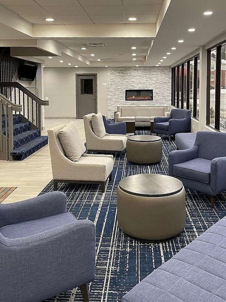 Quality Inn Roseville Detroit North - photo 3