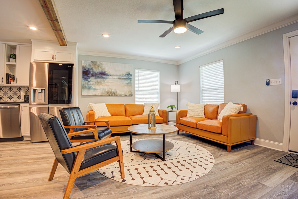 Casablanca Waco 5 mins from Baylor and Magnolia with Hot Tub Firepit Pet Friendly — hotel in Robinson