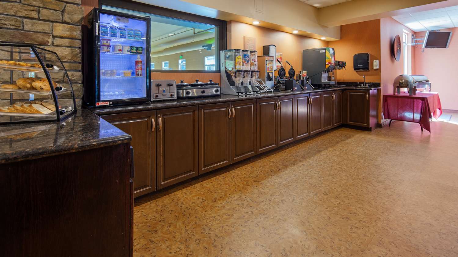 Crandon Inn and Suites - photo 22