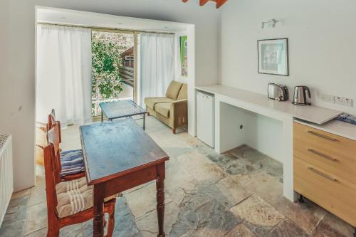 Archondia House Holiday Apartments With Pool