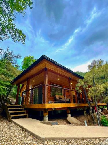 The Hideaway Concealed Cabin East Zion & Bryce — 4-Star Luxury Hotel in Glendale, United States