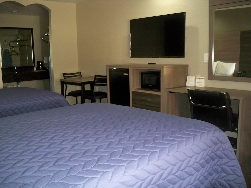 Scottish Inn & Suites - photo 29