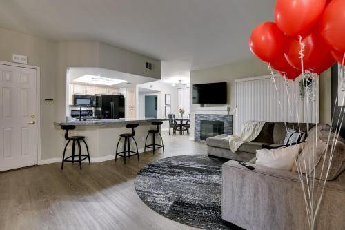 6 Mi to Vegas Strip City View Gem with Pool Access