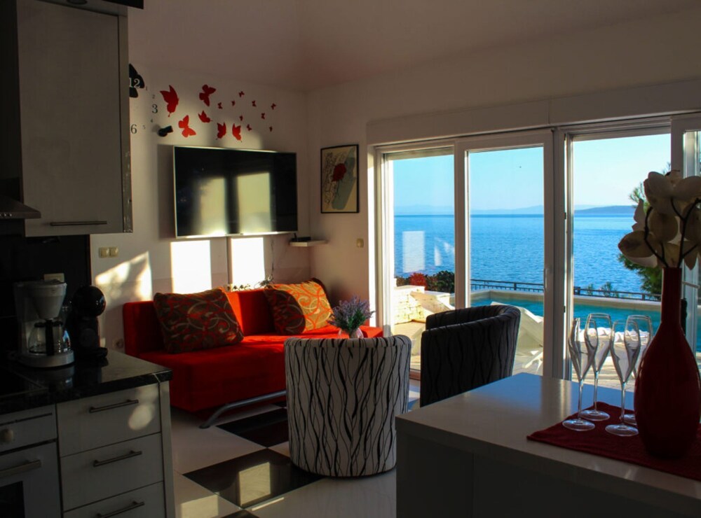 Seafront Apartment Sea Relax with Private Pool Balcony — 4-Star Luxury Hotel in Omis, Croatia
