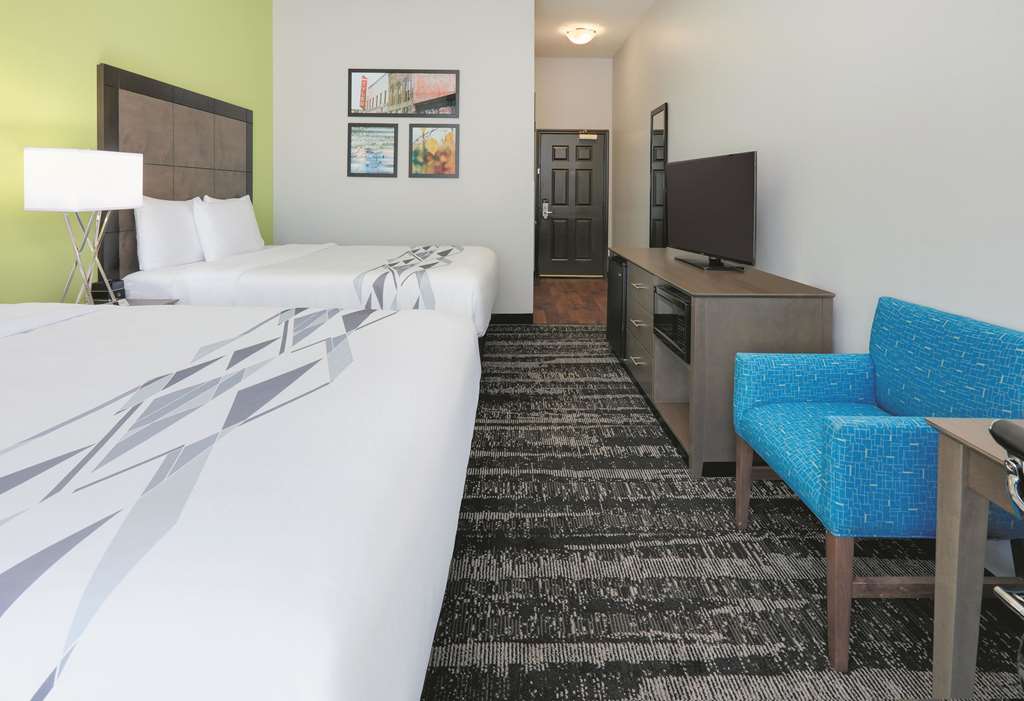 La Quinta Inn & Suites by Wyndham Tyler South - photo 17