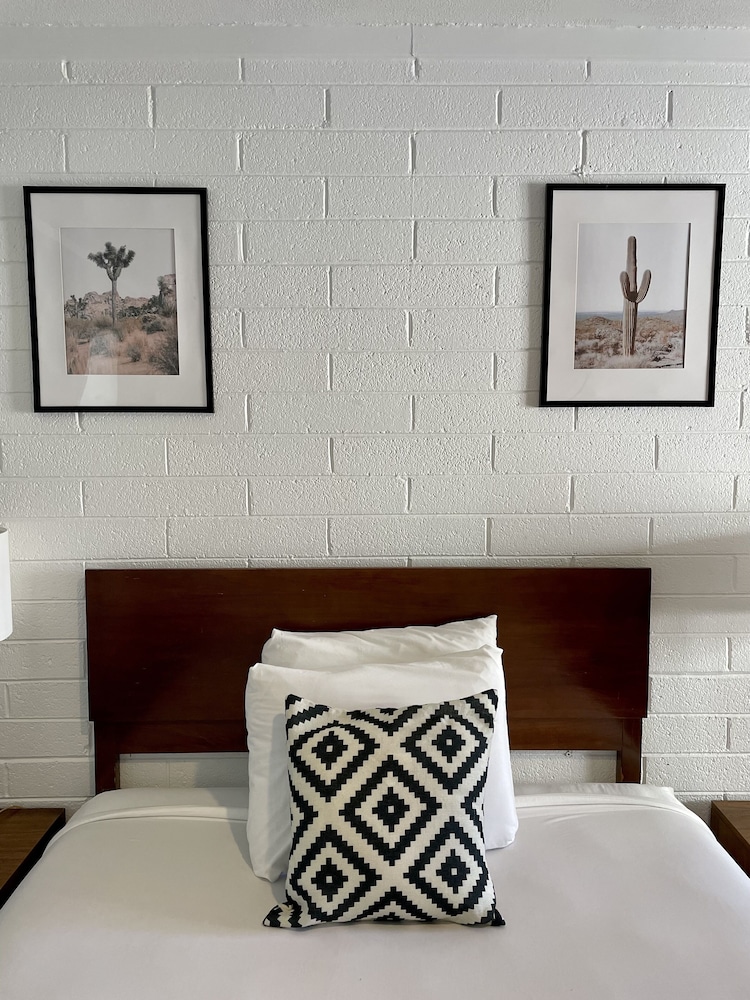 The Postcard Motel - photo 21