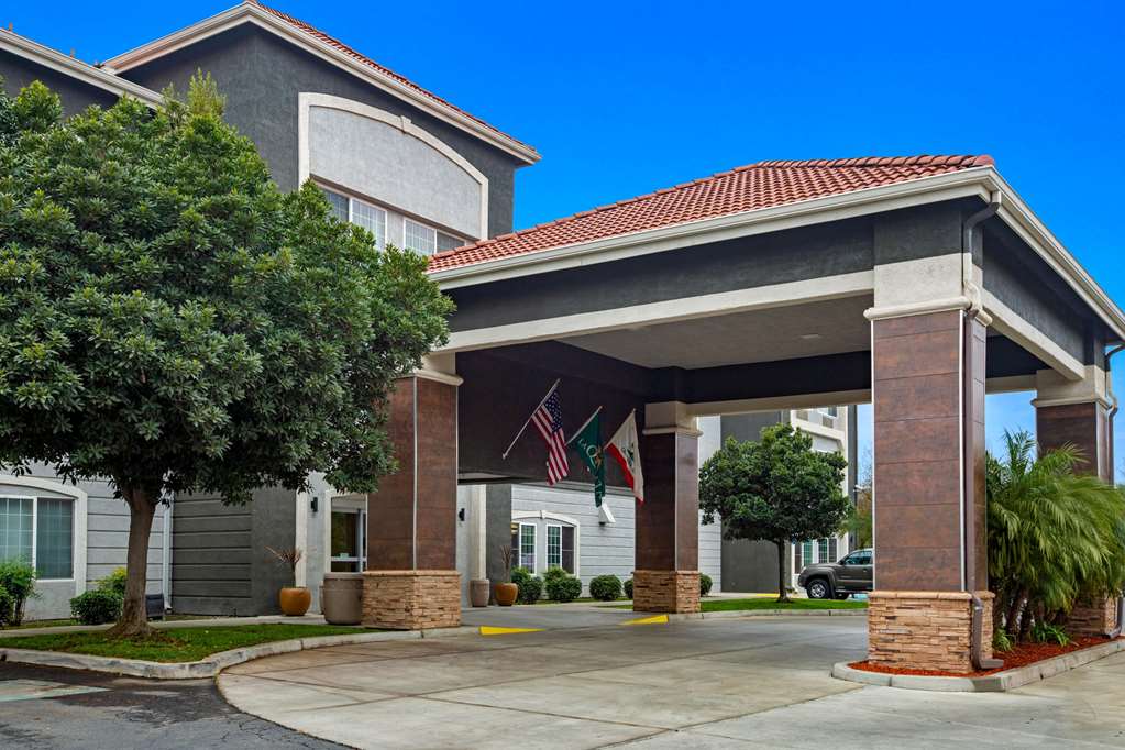 La Quinta Inn & Suites by Wyndham Visalia Sequoia Gateway - photo 3