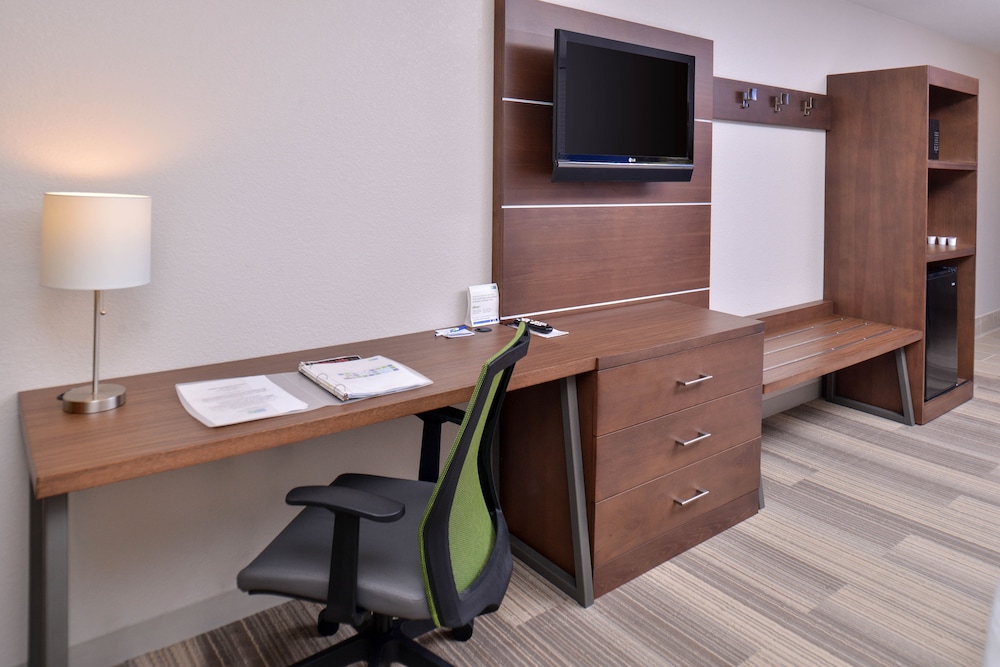 Holiday Inn Express and Suites Stevens Point by IHG - photo 12