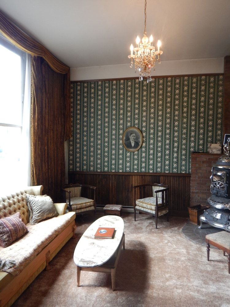 Mine Shaft Inn Hotel & Hostel - photo 16
