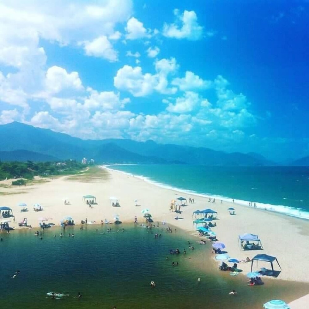 Apartamento beira mar vista para montanha em Massaguaçú — 4-Star Luxury Hotel in Caraguatatuba, Brasil