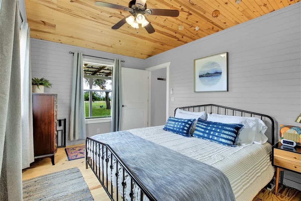 3 Acres of Luxury and Views in Fred Wine Country - photo 9
