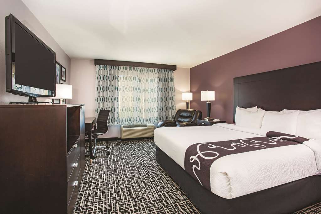 La Quinta Inn & Suites by Wyndham Russellville - photo 16