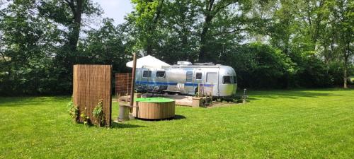 Amerikaanse Airstream caravan met hottub pet-friendly hotel Kessel