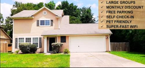 Enjoy Vacation in a Quiet Area with Huge Backyard — hotel in Crosby