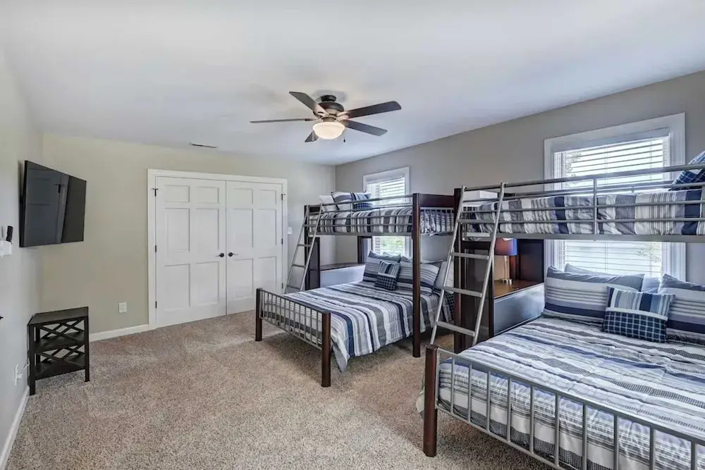 Sunset Shores Resort by Avantstay Private Beach in Mooresville, United States