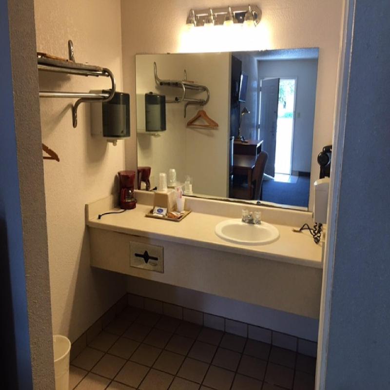 Executive Inn Hebbronville - photo 23