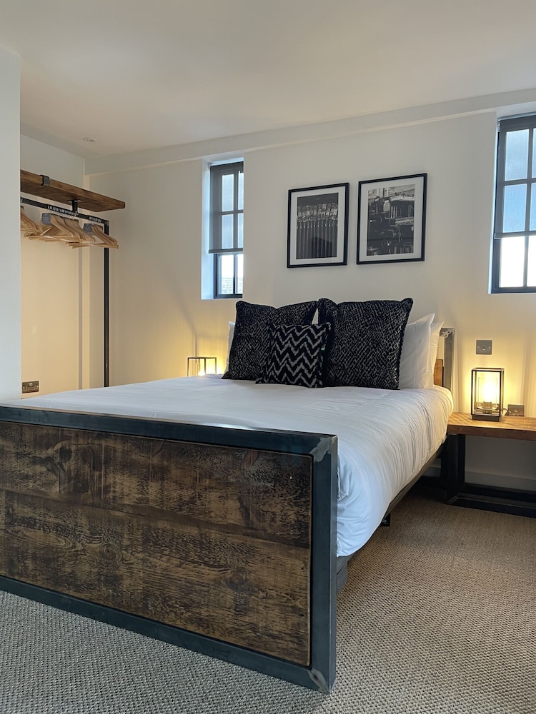 Booking Urban Halstead — Halstead — photo 2