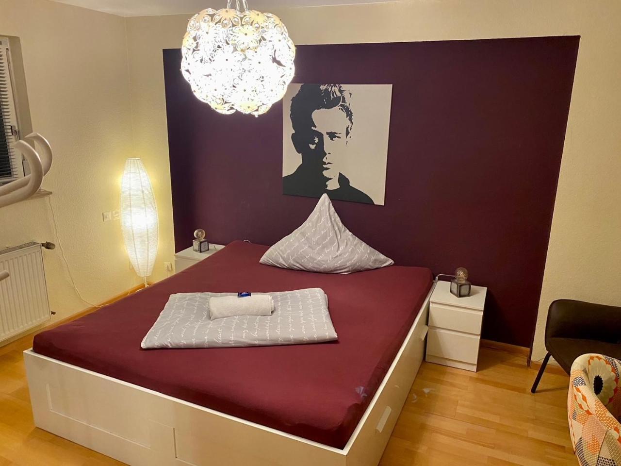 Doppelzimmer in Privathaus I geteiltes Bad & Küche I mit dem Zug 4 min bis zum Hauptbahnhof in Freiburg, Germany