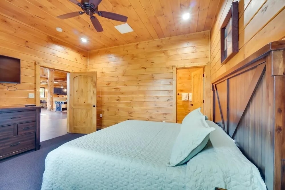 Sensational Views 4 Bedroom Cabin by Heavenly Views Resort - photo 2