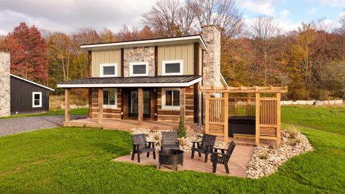 Valley View Resort Cabin #5 2 Bed Modern Luxury with Hot Tub in Canaan Valley WV pet-friendly hotel Davis