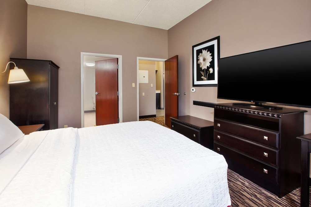 Hampton Inn & Suites Cleveland Airport Middleburg Heights - photo 10