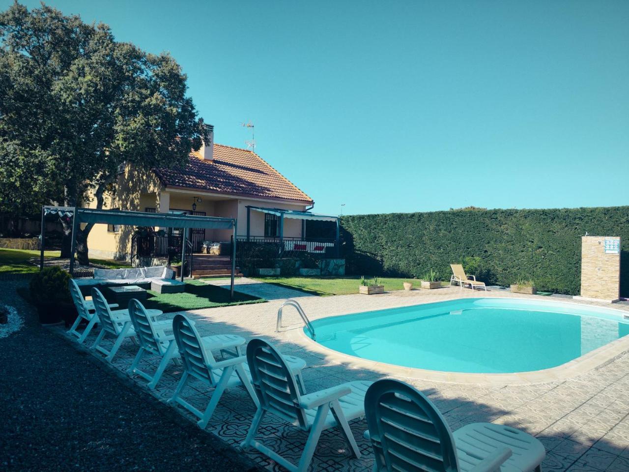 La Triqueta Casa Rural Con Piscina Y Barbacoa Ideal Para Familias Y Grupos 19546308 — Zarzuela Del Monte