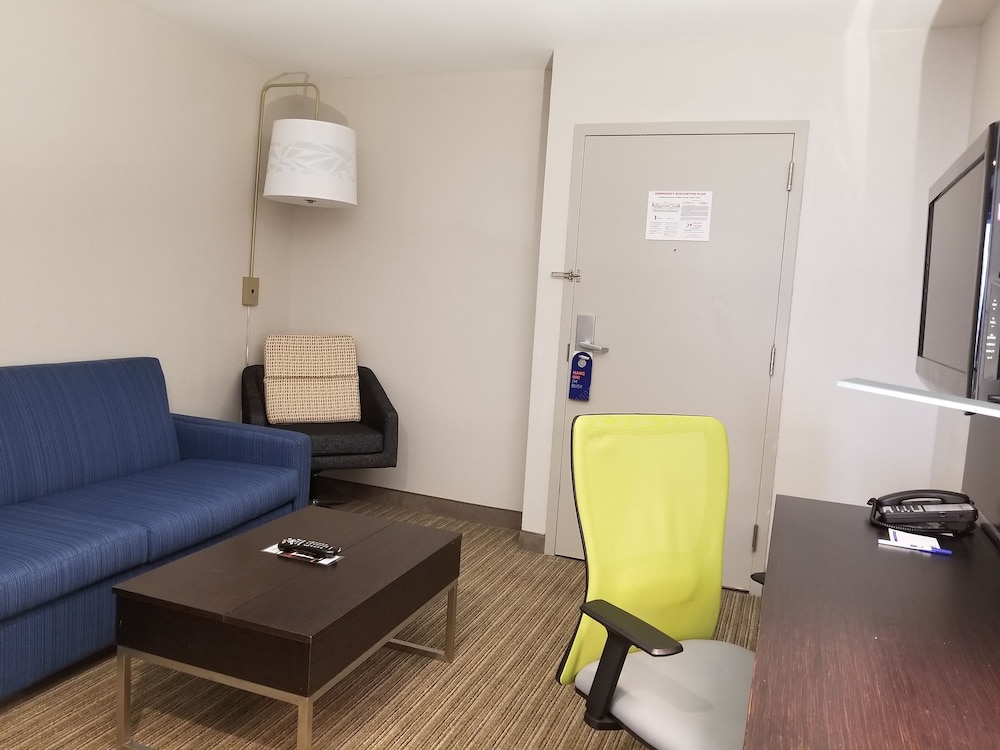 Holiday Inn Express & Suites Miami Hialeah by IHG - photo 6