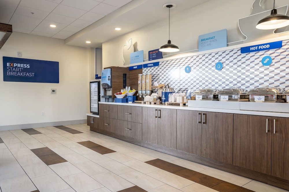 Holiday Inn Express and Suites Platteville by IHG - photo 25