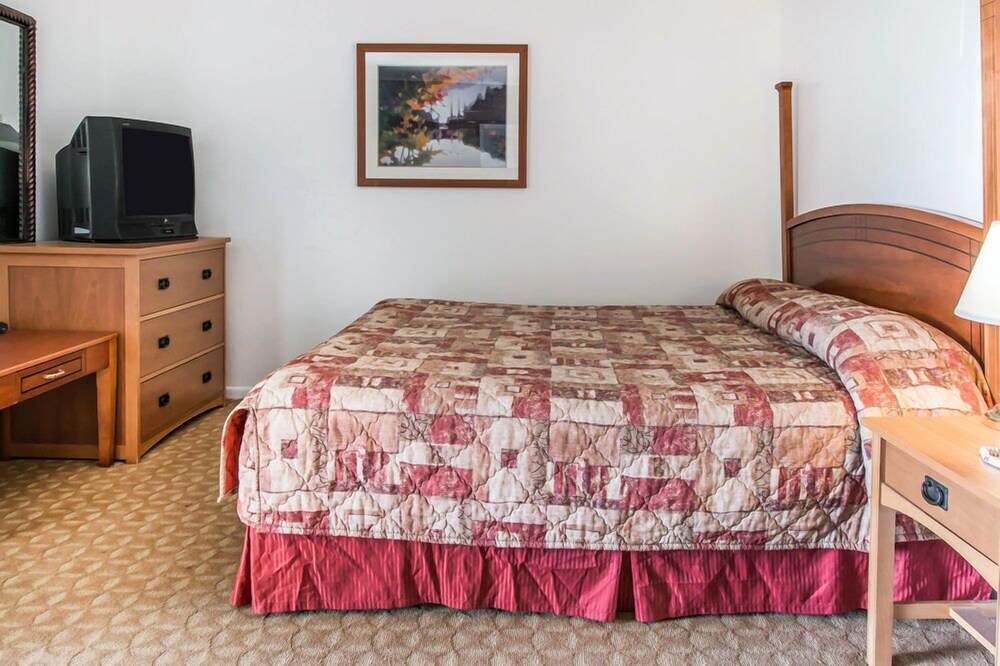 Econo Lodge Central - photo 12