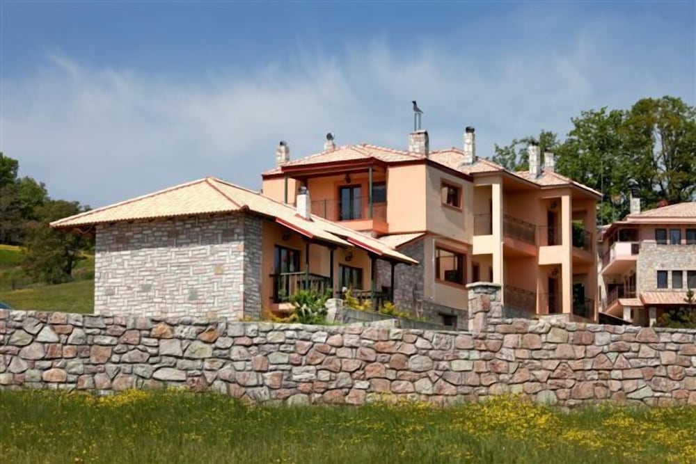Silva Suites - carbon neutral hotel in Kryoneri