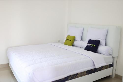 Urbanview Hotel Eropa Maros near Sultan Hasanuddin Airport by RedDoorz — hotel near Sultan Hasanuddin International Airport
