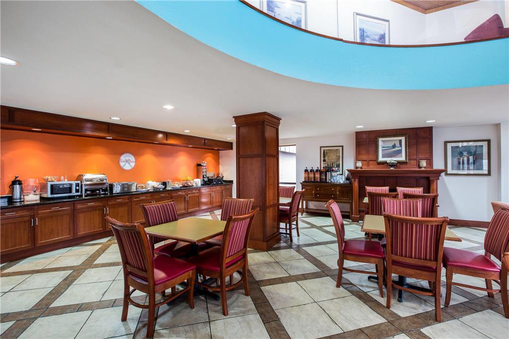 Howard Johnson by Wyndham Evansville East - photo 2
