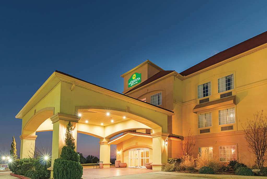 La Quinta Inn & Suites by Wyndham Glen Rose - photo 3