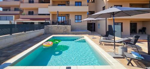 Apartment Bluemare B3 with Shared Pool — 4-Star Luxury Hotel in Liznjan, Croatia
