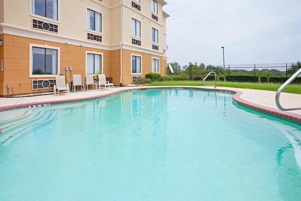 Holiday Inn Express Hotel & Suites Mount Pleasant by IHG - photo 29