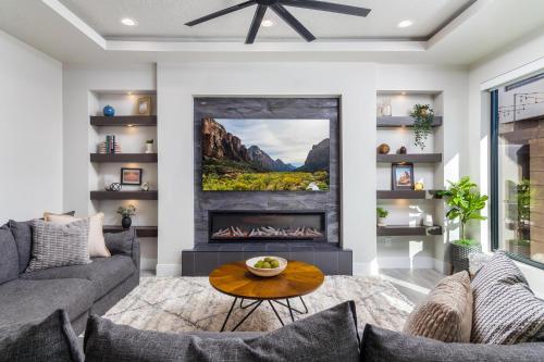 Desert Sands l Private Spa l Sleeps Twelve in Hurricane, United States