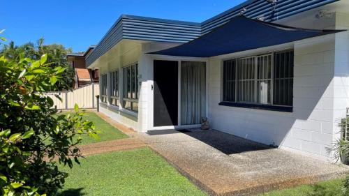 Pet Friendly home walking distance to Surf Beach North St Woorim — 4-Star Luxury Hotel in Woorim, Australia