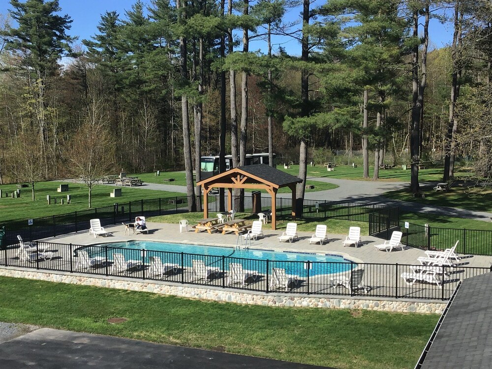 Whippoorwill Motel & Campsites - carbon neutral hotel in Queensbury