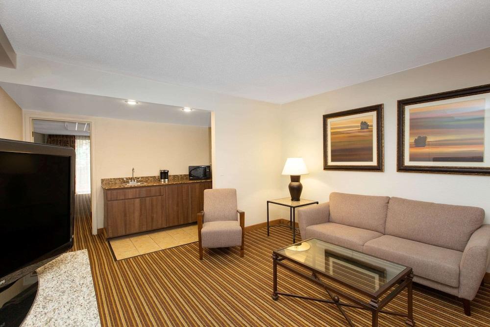 Aksarben Suites Trademark Collection by Wyndham - photo 13